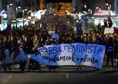 Imagen secundaria 1 - El acto reivindicativio-festivo de la plaza Fueros y la manifestación a su paso por la calle Paz. 