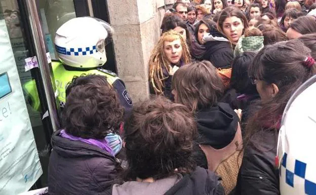 Varias manifestantes ha impedido a un ciudadano realizar un trámite en la Seguridad Social en Vitoria. 
