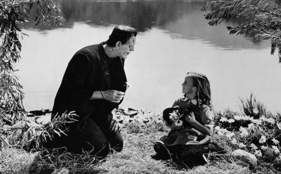  Recreación. Una de las más famosas escenas de la película, con Boris Karloff. A la derecha, manuscrito de la novela. 