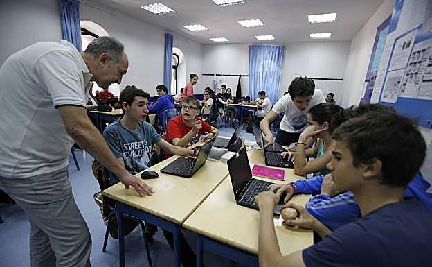 El Parlamento vasco pide que los jóvenes alcancen el B2 de euskera al acabar la ESO