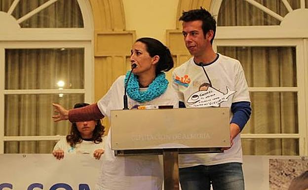 Los padres de Gabriel, Patricia Ramírez y Ángel Cruz, durante la rueda de prensa ofrecida esta mañana tras la concentración multitudinaria en la Puerta de Purchena. 