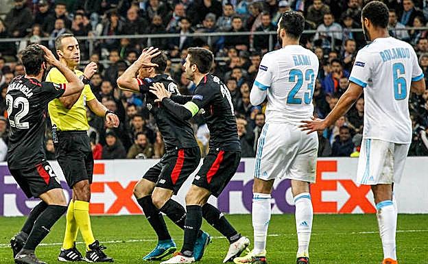 Raúl García, Aduriz y Susaeta protestan una decisión del árbitro.