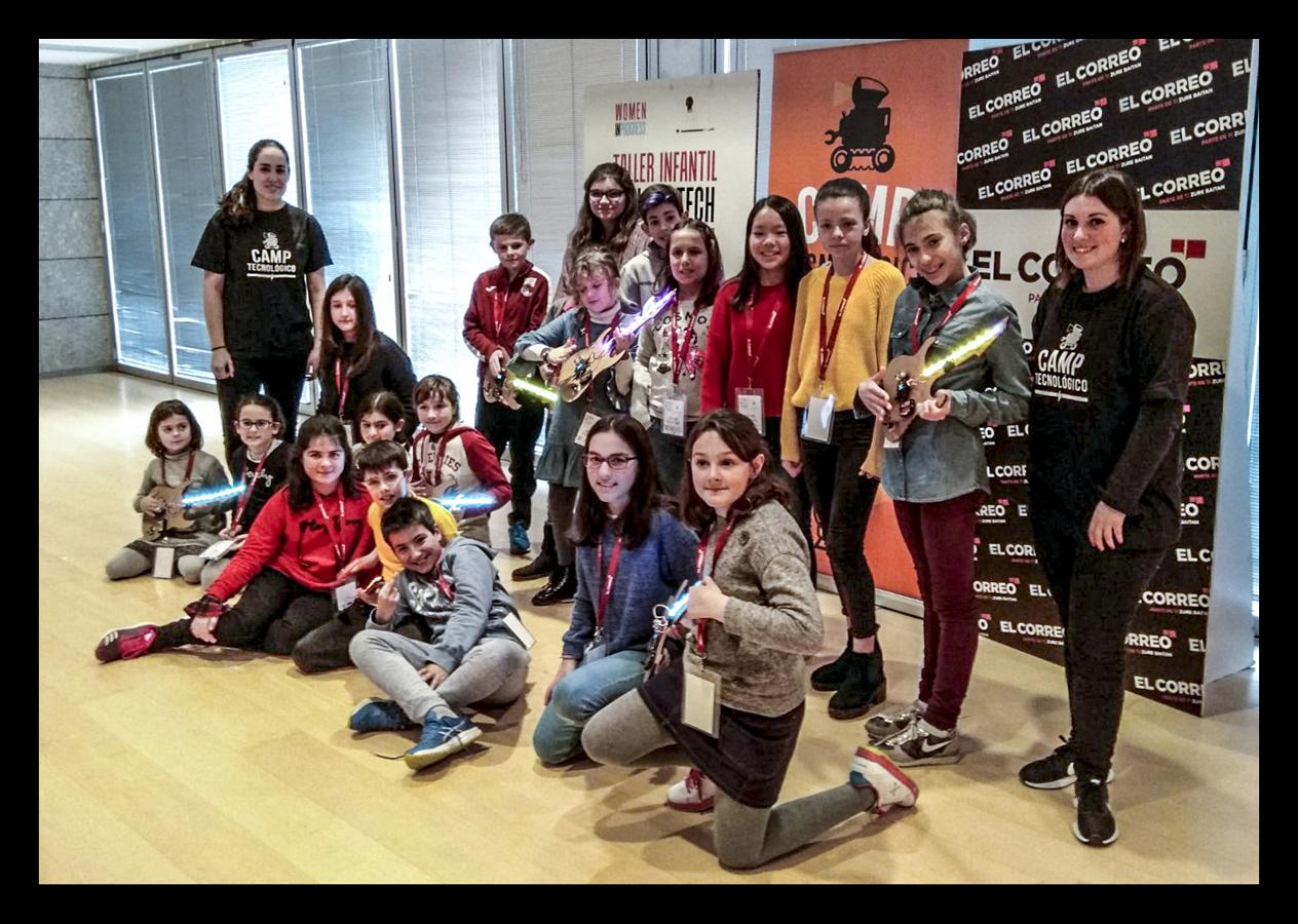 Fotos: Los txikis crean instrumentos eléctricos en el taller &quot;Girls &amp; Tech&quot;