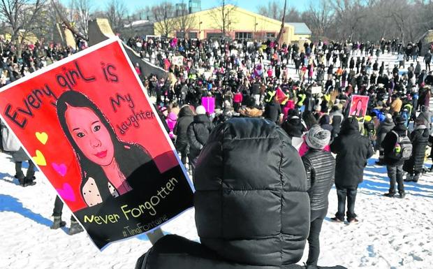 Concentración por la muerte impune de la adolescente Tina Fontaine en Winnipeg