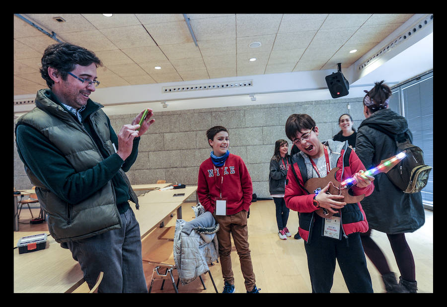 Fotos: Los txikis crean instrumentos eléctricos en el taller &quot;Girls &amp; Tech&quot;