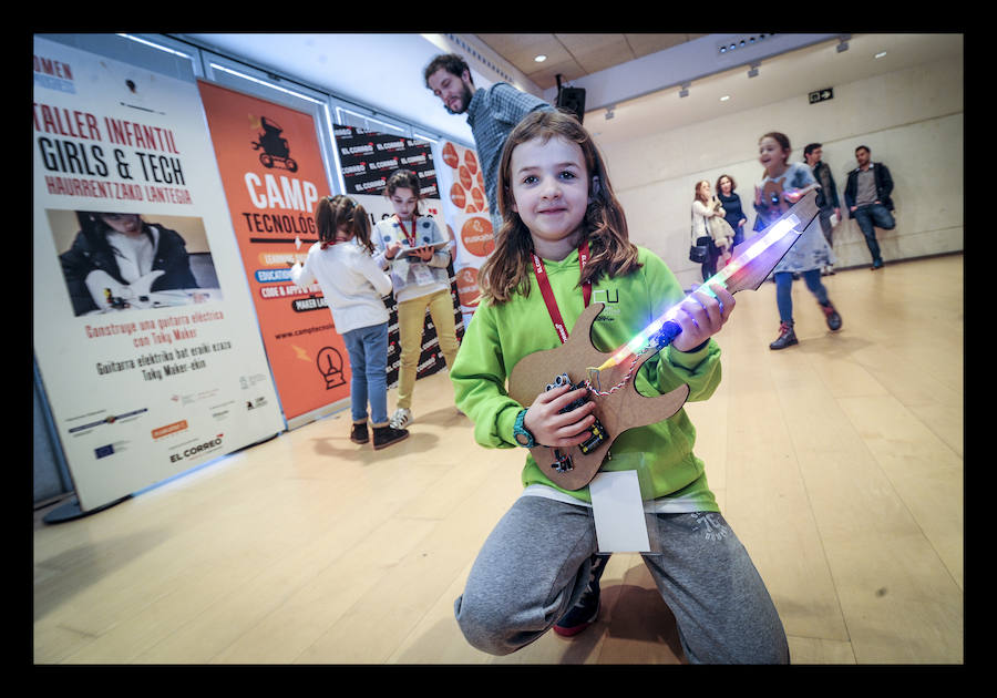 Fotos: Los txikis crean instrumentos eléctricos en el taller &quot;Girls &amp; Tech&quot;