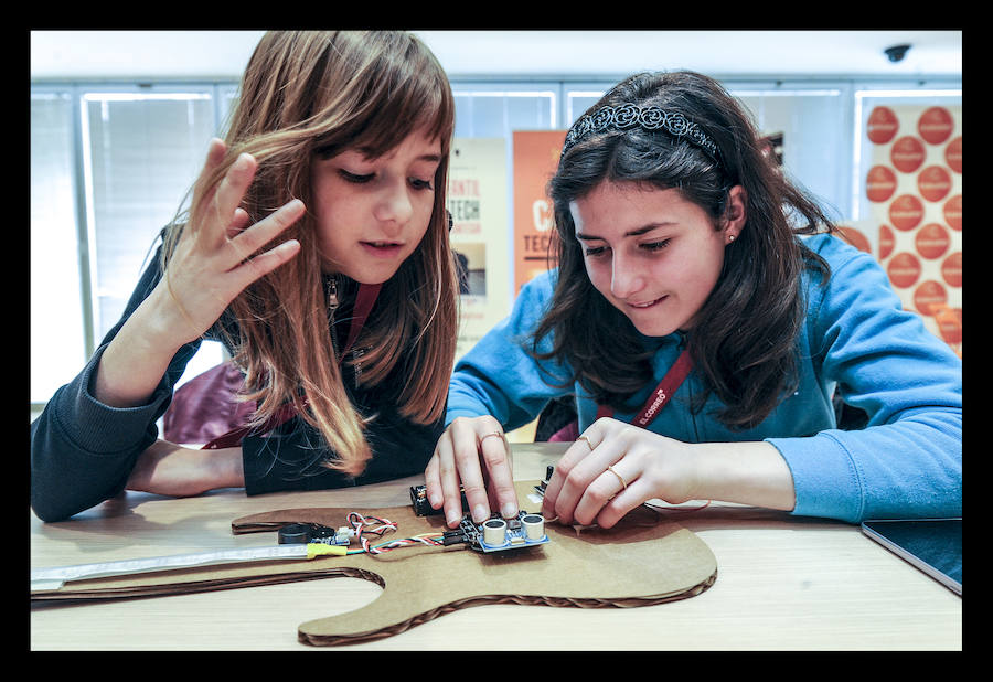 Dos alumnas aprenden a construir una guitarra eléctrica