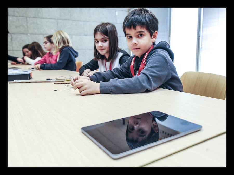 Fotos: Los txikis crean instrumentos eléctricos en el taller &quot;Girls &amp; Tech&quot;