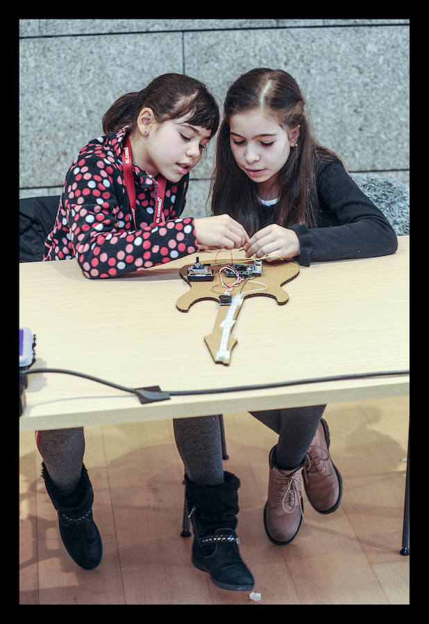 Fotos: Los txikis crean instrumentos eléctricos en el taller &quot;Girls &amp; Tech&quot;