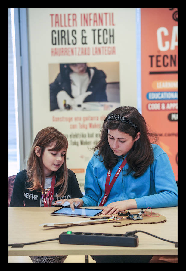 Fotos: Los txikis crean instrumentos eléctricos en el taller &quot;Girls &amp; Tech&quot;
