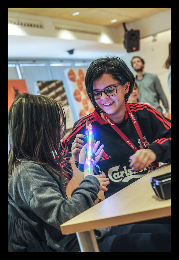 Fotos: Los txikis crean instrumentos eléctricos en el taller &quot;Girls &amp; Tech&quot;