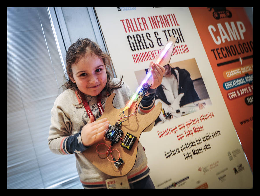 Fotos: Los txikis crean instrumentos eléctricos en el taller &quot;Girls &amp; Tech&quot;