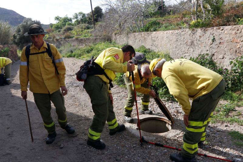 Cientos de personas participaron en las labores de rastreo para dar con el pequeño, de 8 años, en las que también participó la detenida por el crimen