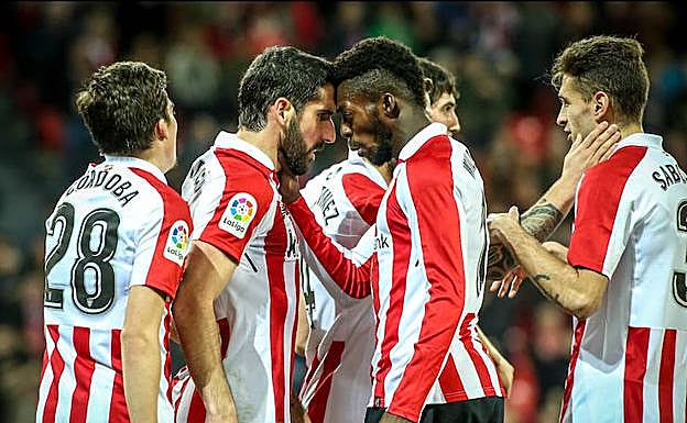 Los jugadores rojiblancos celebran uno de los goles de Raúl García.