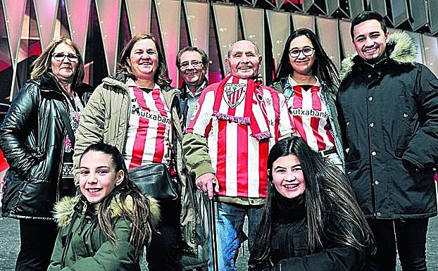Marcos Torres posa con su familia antes de acceder a San Mamés. A la derecha, en la explanada del campo.