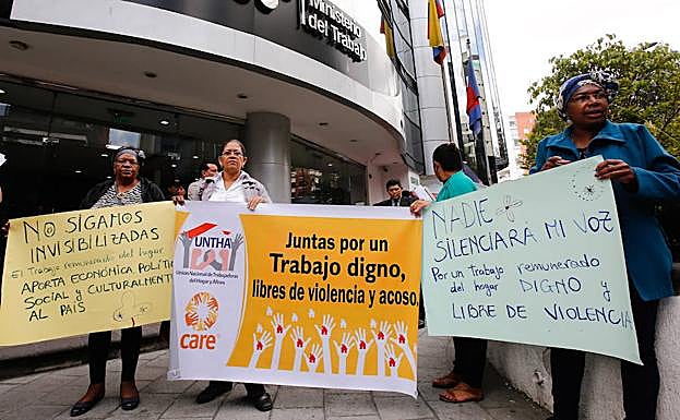 Cientos de mujeres participan en una protesta con motivo del Día Internacional de la Mujer. 