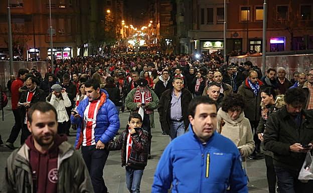 Aficionados llegando a San Mamés.