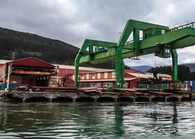 Imagen secundaria 1 - Foto 1: Entorno del campo de fútbol del Gernika. Foto 2: Astilleros Murueta. Foto 3: Cubiertos Dalia.