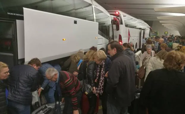 Los pasajeros del vuelo, tras llegar a Loiu en autobús.