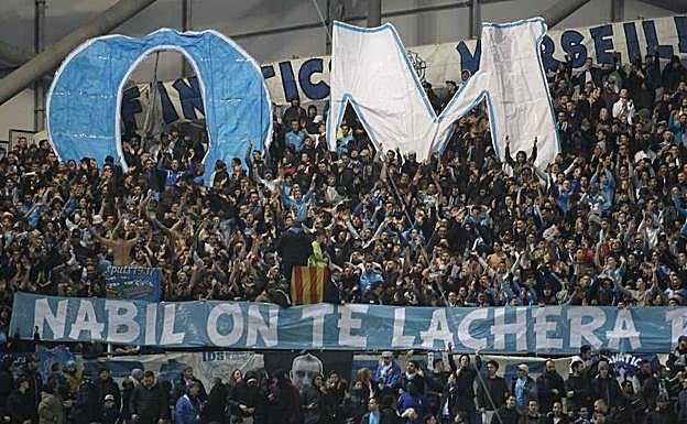 Ultras del Olympique, el pasado jueves en su estadio, Vélodrome, donde su equipo se impuso 3-1 al Athletic.