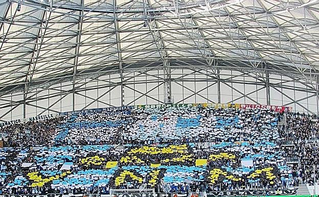 Los 'Yankee Nord 1987' ocupan la mitad de la curva norte del Vélodrome.