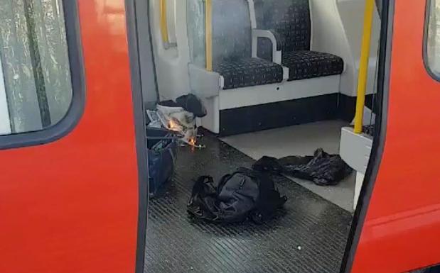 Cubo ardiendo tras el frustrado atentado en el metro de Londres. 