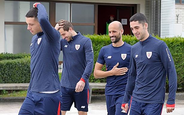 Mikel Rico se dirige al entrenamiento junto a sus compañeros.