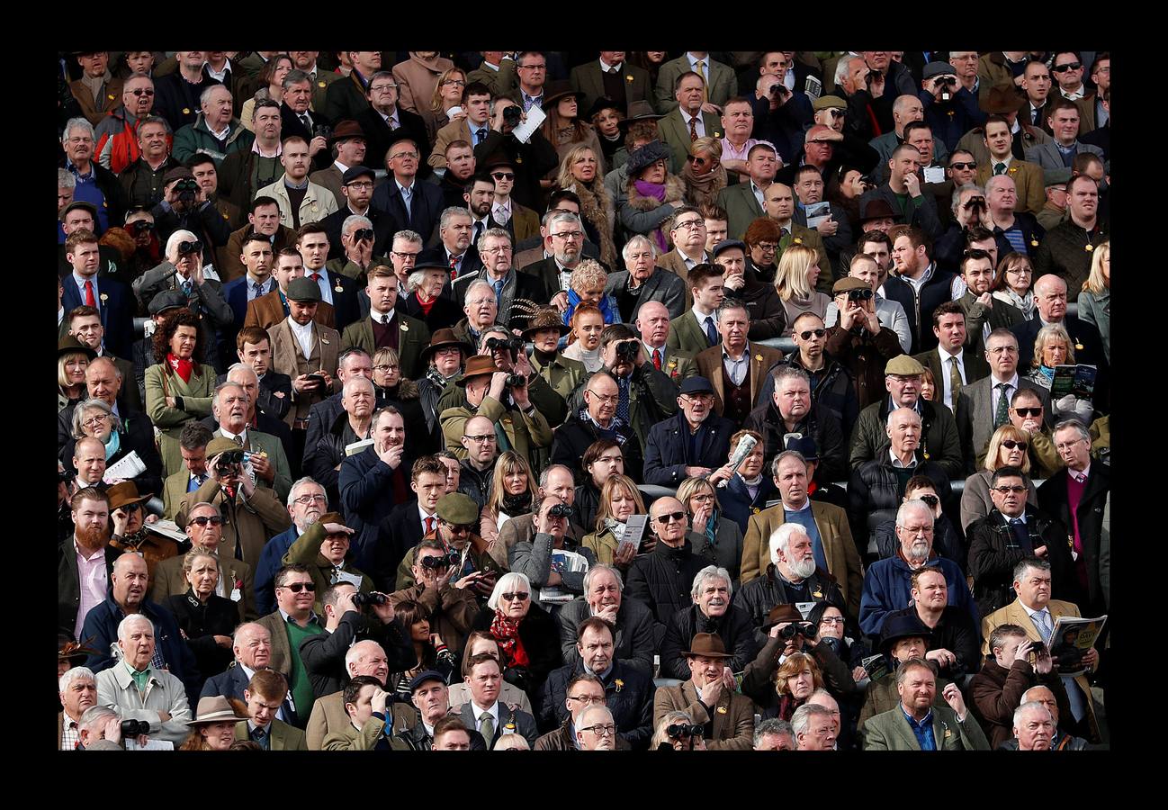 La temporada hípica en Gran Bretaña se abre en marzo con la carrera de Cheltenham, que es uno de los eventos más importantes del Reino Unido. Las carreras surgieron en esta ciudad balnearia situada en el condado de Gloucestershire, a unos 140 kilómetros al oeste de Londres, en el siglo XIX. Hay constancia de que su primera carrera se celebró en el año 1818, cuando se estableció un circuito en las colinas de Cotswolds, dando lugar al nacimiento del mítico hipódromo, si bien la inauguración oficial no se produjo hasta 1911. Aunque Ascot es la cita hípica por excelencia, Cheltenham no se queda atrás ya que durante cuatro días se congregan decenas de miles de personas y su premio es el segundo más importante del Reino Unido después del Grand National.