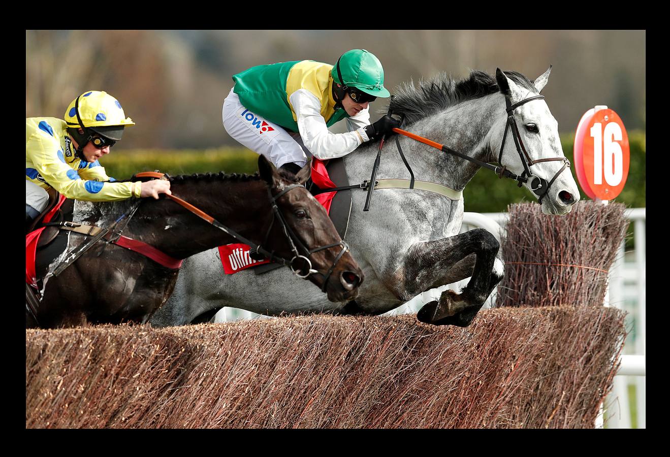 La temporada hípica en Gran Bretaña se abre en marzo con la carrera de Cheltenham, que es uno de los eventos más importantes del Reino Unido. Las carreras surgieron en esta ciudad balnearia situada en el condado de Gloucestershire, a unos 140 kilómetros al oeste de Londres, en el siglo XIX. Hay constancia de que su primera carrera se celebró en el año 1818, cuando se estableció un circuito en las colinas de Cotswolds, dando lugar al nacimiento del mítico hipódromo, si bien la inauguración oficial no se produjo hasta 1911. Aunque Ascot es la cita hípica por excelencia, Cheltenham no se queda atrás ya que durante cuatro días se congregan decenas de miles de personas y su premio es el segundo más importante del Reino Unido después del Grand National.