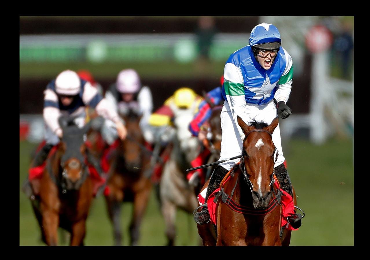 La temporada hípica en Gran Bretaña se abre en marzo con la carrera de Cheltenham, que es uno de los eventos más importantes del Reino Unido. Las carreras surgieron en esta ciudad balnearia situada en el condado de Gloucestershire, a unos 140 kilómetros al oeste de Londres, en el siglo XIX. Hay constancia de que su primera carrera se celebró en el año 1818, cuando se estableció un circuito en las colinas de Cotswolds, dando lugar al nacimiento del mítico hipódromo, si bien la inauguración oficial no se produjo hasta 1911. Aunque Ascot es la cita hípica por excelencia, Cheltenham no se queda atrás ya que durante cuatro días se congregan decenas de miles de personas y su premio es el segundo más importante del Reino Unido después del Grand National.