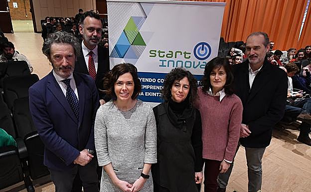 Los miembros del jurado, Jon Barrutia, Antonio Barrena, Eider San Antonio, Leire Zubero, Mila Gallastegi y Jorge García del Arco.
