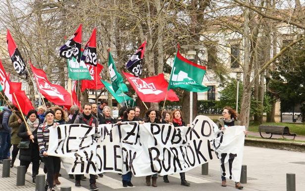 Imagen de la manifestación que ha partido del Parlamento vasco. 