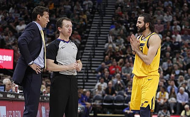 Ricky Rubio pide explicaciones al colegiado. 