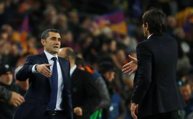 Ernesto Valverde, justo antes de saludar a su colega y rival Antonio Conte. 