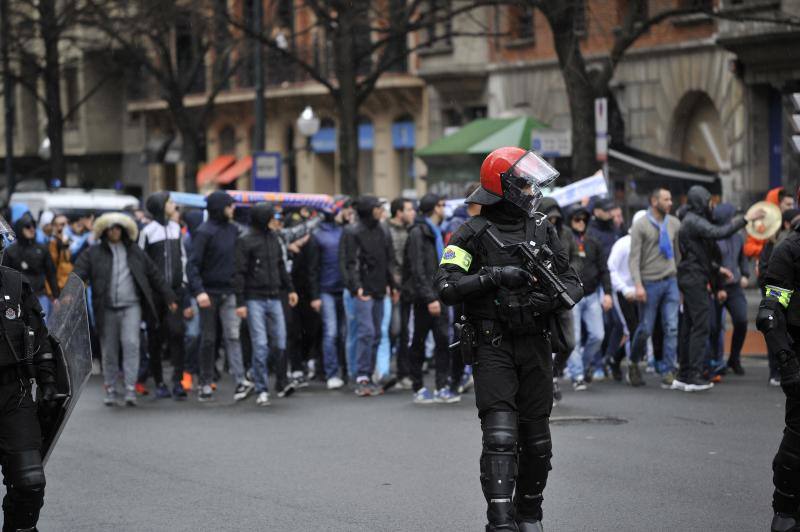 Athletic - Marsella | Fotos del espectacular despliegue de la Ertzaintza con los hinchas del Olympique de Marsella