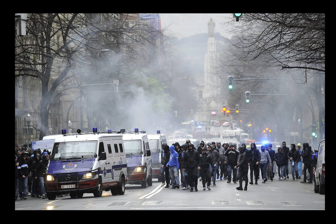 Athletic - Marsella | Fotos del espectacular despliegue de la Ertzaintza con los hinchas del Olympique de Marsella