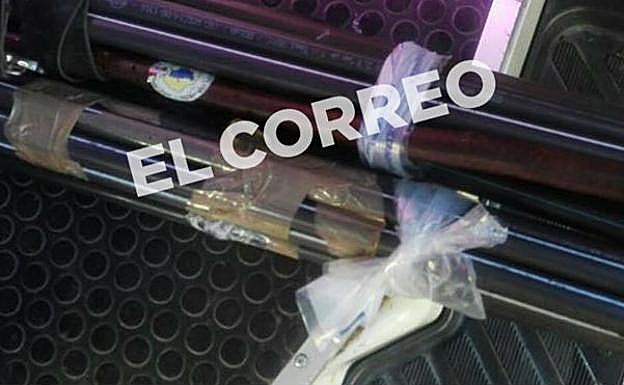 Imagen principal - Los ultras franceses llevaban barras de hierro, material pirotécnico y pelotas de golf, entre otros objetos.