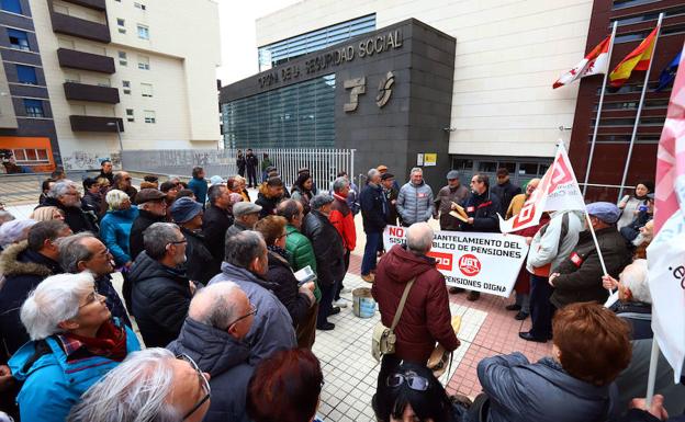 La protesta frente a la sede de la Seguridad Social.