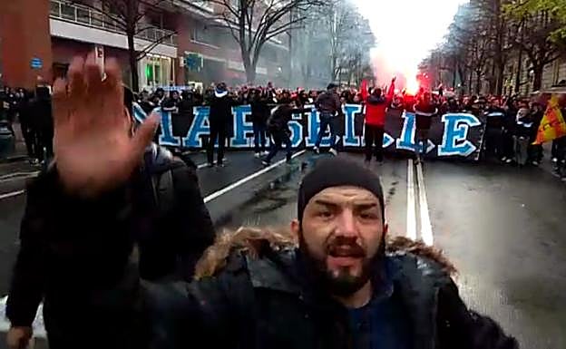 Un ultra del Olympique de Marsella agrede a un fotógrafo de EL CORREO