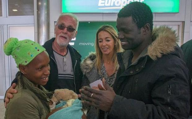 La joven Djenabu, con Montaca en brazos, el día que llegó a Santander, en diciembre.