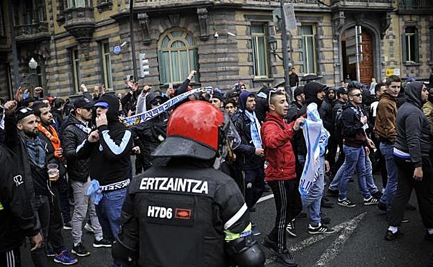 Ultras del Marsella en Bilbao: El espectacular despliegue policial del Athletic - Marsella, en imágenes
