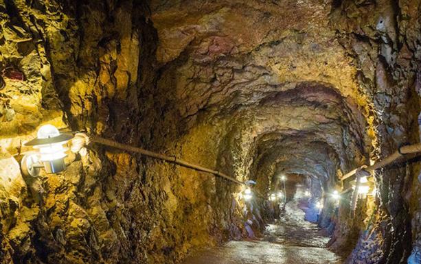 Imagen principal - Imagen de las instalaciones de Paleolítico Vivo cerca de Atapuerca.