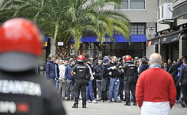 Los ultras franceses, en la Plaza Campuzano.