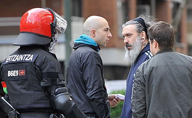 Santos Mirasierra, con barba, en la plaza Campuzano de Bilbao. 