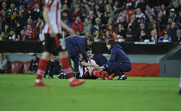 Yeray, atendido tras lesionarse.