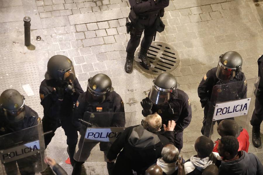 Un grupo de más de medio centenar de personas han quemado contenedores y causado desperfectos en el mobiliario urbano en el madrileño barrio de Lavapiés tras la muerte este jueves de un mantero de 35 años y origen subsahariano a causa de una parada cardiorrespiratoria.