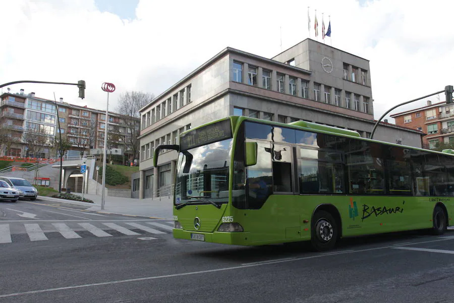 El autobús urbano a San Miguel pasa por delante del Ayuntamiento.