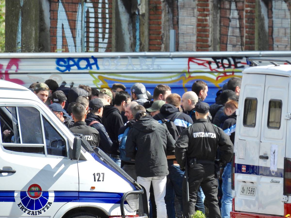 La Ertzaintza registra a los ultras del Marsella.