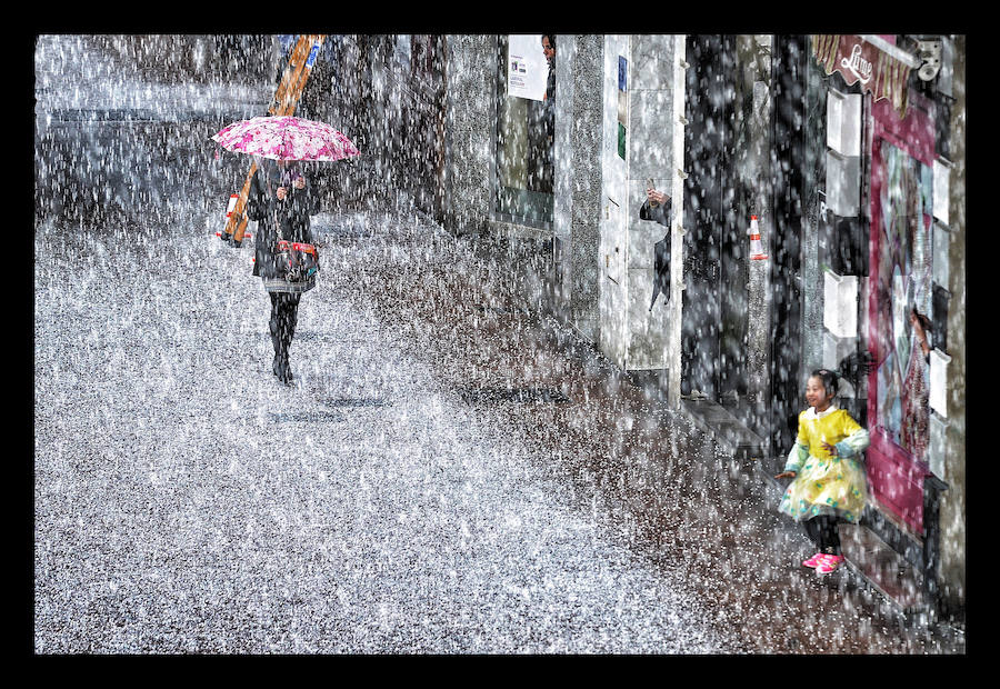 Fotos: Una fugaz granizada sorprende en Vitoria