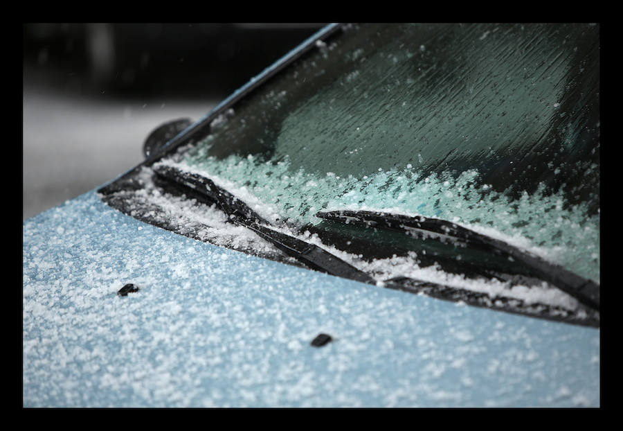 Fotos: Una fugaz granizada sorprende en Vitoria